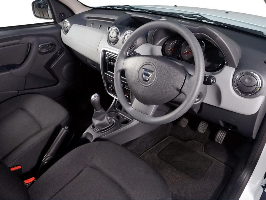 Интерьер Dacia Duster Access 2014 года  (UK) (фото 11 из 16)
